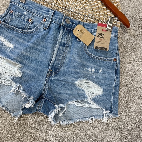 NWT Levi’s Women’s 501 Original Fit High Rise Jean Short 2.5” in Med Wash 28 - Picture 5 of 15